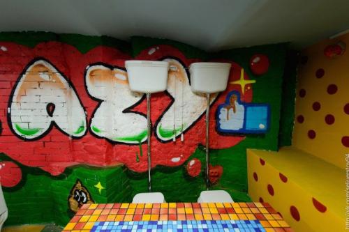 На Арбате появилось кафе с унитазами вместо тарелок. 01