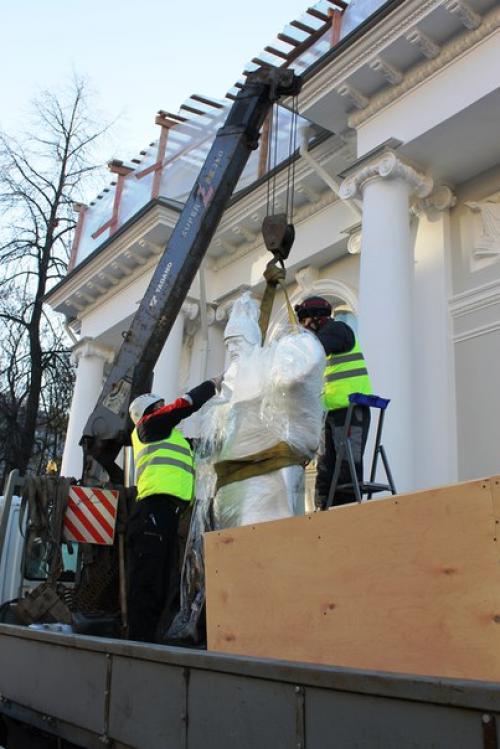 На павильон Аничкова дворца на невском проспекте возвращаются скульптуры воинов. 02