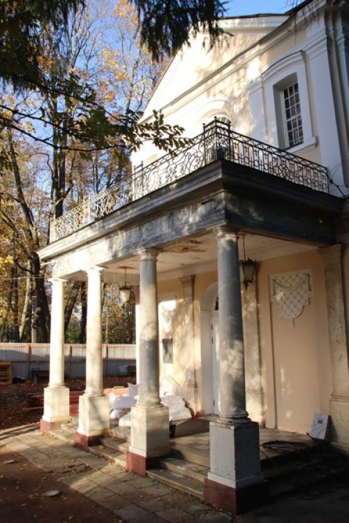 Началась реставрация церкви знамения в Пушкине, которая входит в состав ансамбля императорского царскосельского лицея. 01