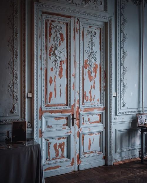 Это одна из квартир в знаменитом доме бака на кирочной улице. 01