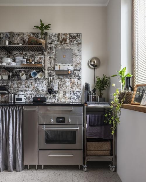 Стильная нетипичная дизайнерская однушка, отражающая любовь хозяйки к уличной культуре. 05