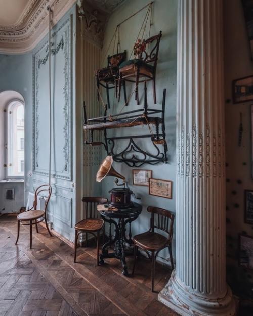 Это одна из квартир в знаменитом доме бака на кирочной улице. 05