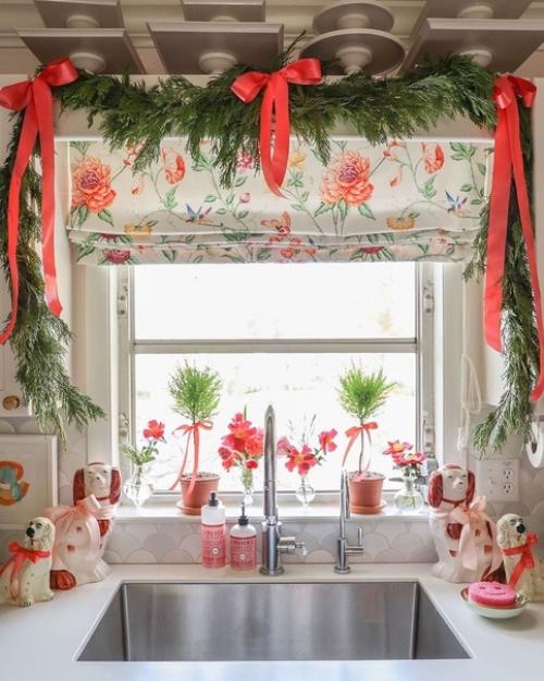 Вдохновляйтесь новогодним декором и посудой в в интерьерах уютных и праздничных кухонь. 02