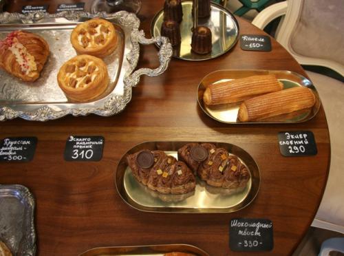 Зелёная гостиная - уютное кафе, которое занимает один из залов кондитерской Анны Красовской. 05