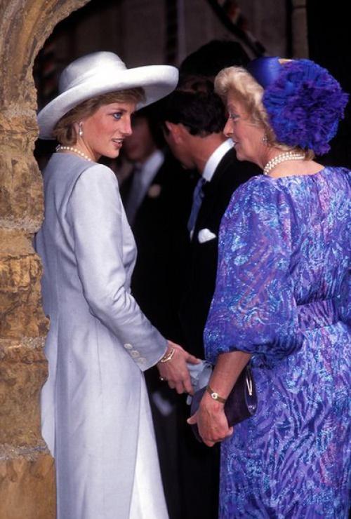 И все же Диана была совсем непохожа на ту хнычущую, погруженную в жалость к себе женщину, какой она предстает в звукозаписях и книгах. 02