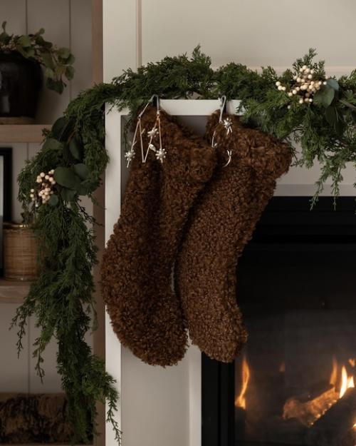 Очень уютный рождественский интерьер в коричневых тонах. 04