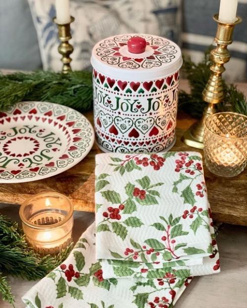 Вдохновляйтесь новогодним декором и посудой в в интерьерах уютных и праздничных кухонь. 01