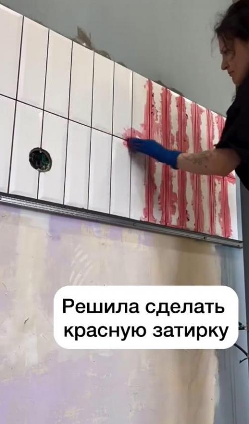 Самое необычное решение для интерьера - сделать затирку на плитке не белой и не чёрной, а красной. 01