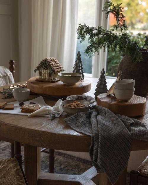 Очень уютный рождественский интерьер в коричневых тонах. 01