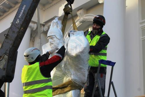 На павильон Аничкова дворца на невском проспекте возвращаются скульптуры воинов. 01