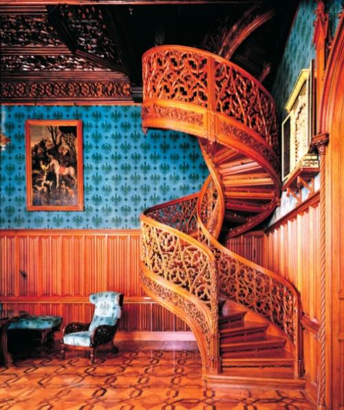 Самые впечатляющие скульптуры: винтовая лестница из цельного ствола дерева. 04