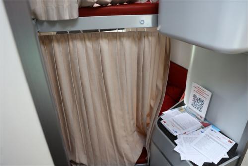 Обсудим Елочку?   Это концепт капсульного вагона с диагональным расположением мест. 06