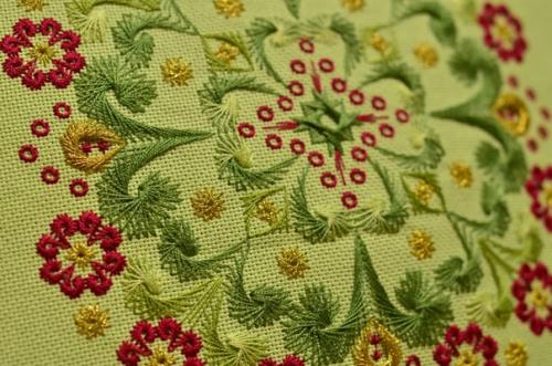 Схема для вышивки Ноябрь оформленная в подушку поможет украсить собой интерьер вашей гостиной, спальни или детской комнаты. 02