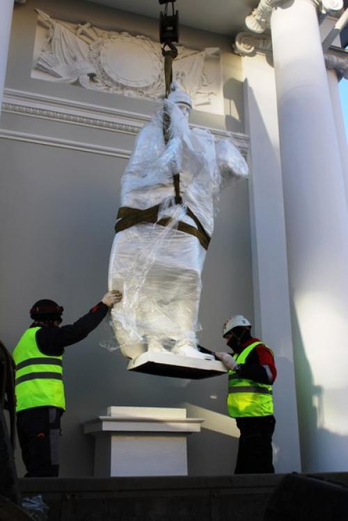 На павильон Аничкова дворца на невском проспекте возвращаются скульптуры воинов. 06