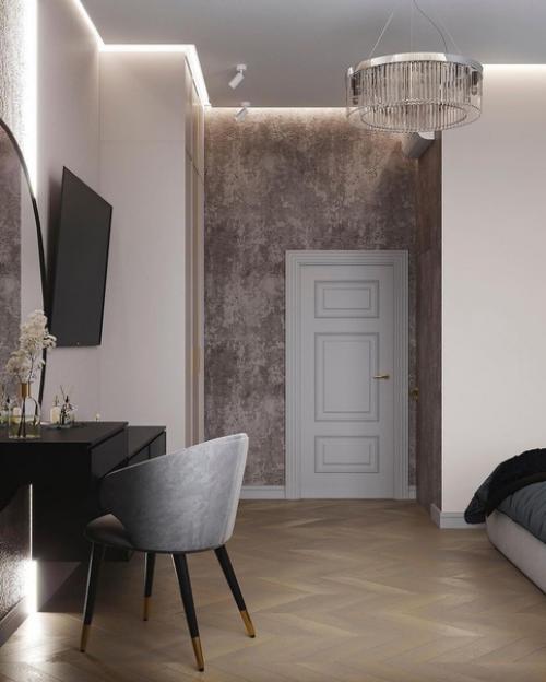 Дизайн спальни. Интерьер в современной классике с контурной подсветкой потолка, большой люстрой в качестве основного освещения. 04