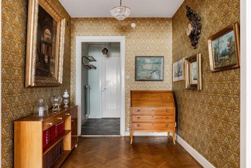 Это не старинный особняк, а обычная квартира. 06