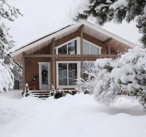 Очень уютное скандинавское шале Ирины Irinka_Kurapova, которая живет в нем со своей семьей и пушистыми котами. 05