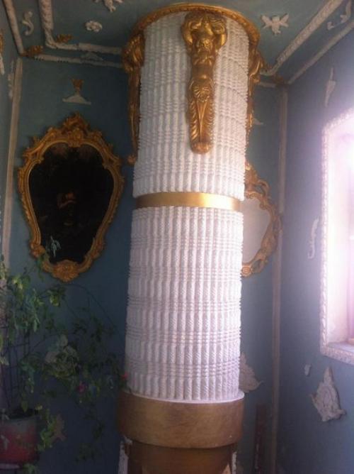 Пенсионер из Киева превратил три лестничных пролёта своего подъезда в роскошные интерьеры дворянского поместья Xviii века. 01