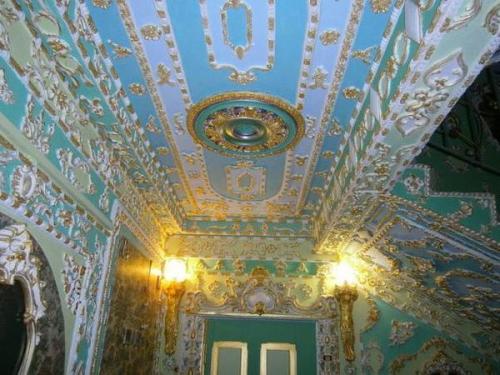 Пенсионер из Киева превратил три лестничных пролёта своего подъезда в роскошные интерьеры дворянского поместья Xviii века. 02