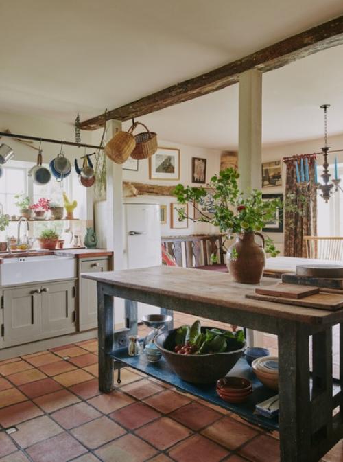 Британский дизайнер и антиквар Макс роллит наполнил интерьер дома в хэмпшире небольшого фермерского дома старинными вещами и предметами искусства. 05