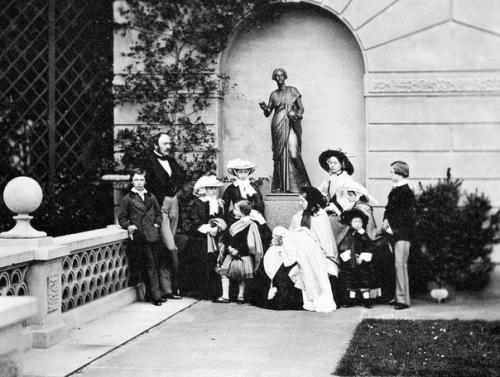 Комнаты этого нового дома освещались ярким пламенем свечей, а окна выходили на море.