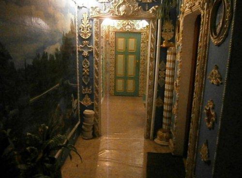 Пенсионер из Киева превратил три лестничных пролёта своего подъезда в роскошные интерьеры дворянского поместья Xviii века. 08