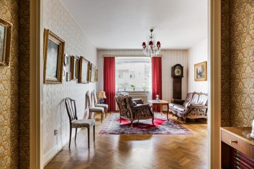 Это не старинный особняк, а обычная квартира. 07