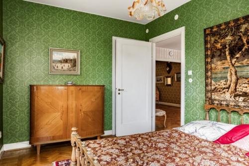 Это не старинный особняк, а обычная квартира. 02