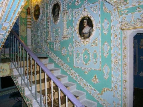 Пенсионер из Киева превратил три лестничных пролёта своего подъезда в роскошные интерьеры дворянского поместья Xviii века.  