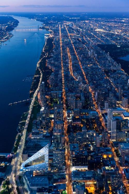 Небоскрёб Via 57 West (архитектурное бюро BIG) ознаменовал появление новой типологии высотных зданий на манхэттене: Courtscraper (от англ. 05