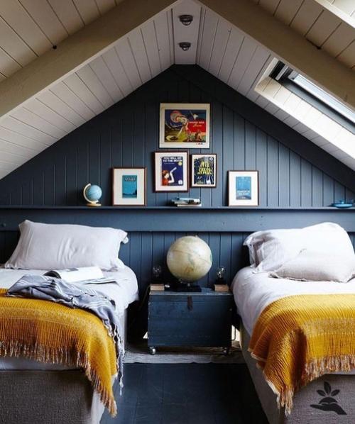 Удачные идеи обустройства спального места на мансарде. 03