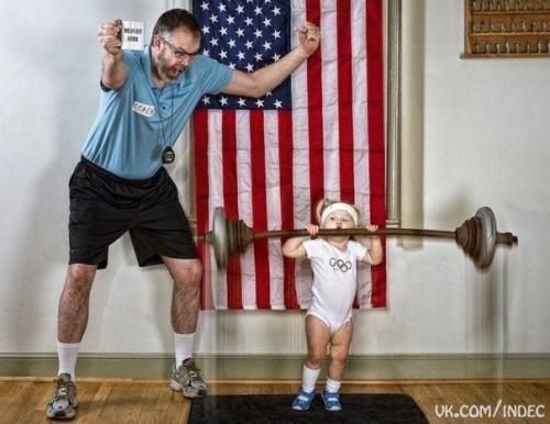 Папа уже несколько лет создает ироническую серию портретов своей маленькой дочери. 04