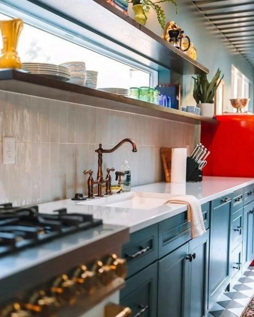 Сказочный домик в лесу с необычным и ярким интерьером. 03