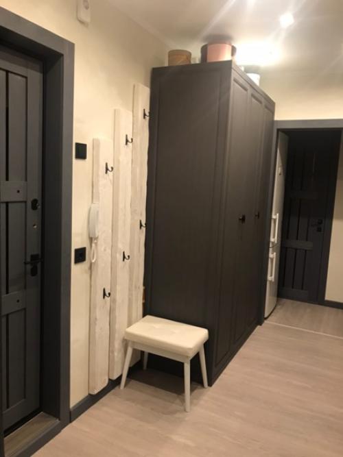 Закончили работу в коридоре и кухне, в двухкомнатной квартире, расположенной прямо. 01