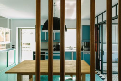 Компания Point Supreme представила стильный интерьер квартиры Nadja Apartment в Афинах, Греция. 02