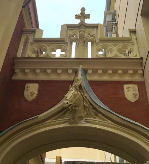 Знаменитый двор готического особняка кельха отреставрировали. 01