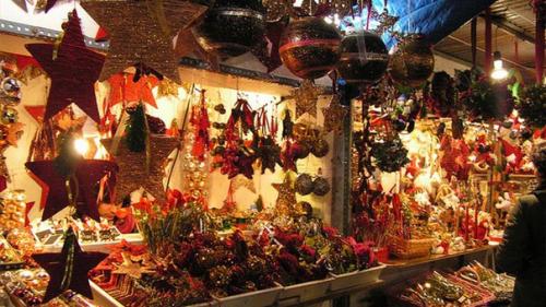 Декабрь - время красочных и волшебных, пахнущих корицей и печеньем рождественских ярмарок. 01