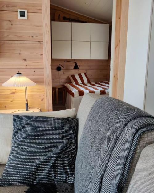 Уютная снежная зима в Финляндии: интерьер деревянного дома с потрясающим видом из окна. 06