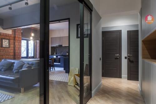 Интерьер кухни - гостиной с атмосферой виски - бара, монохромными решениями и декором в черном цвете. 08