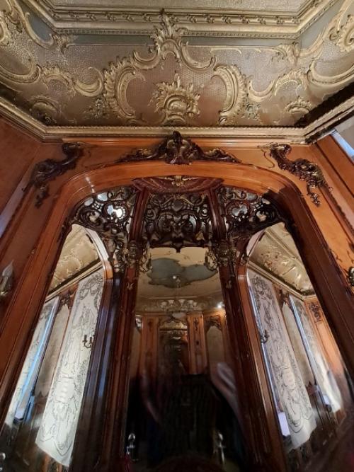 Последние часы выставки современного искусства в особняке Морозовых. 01