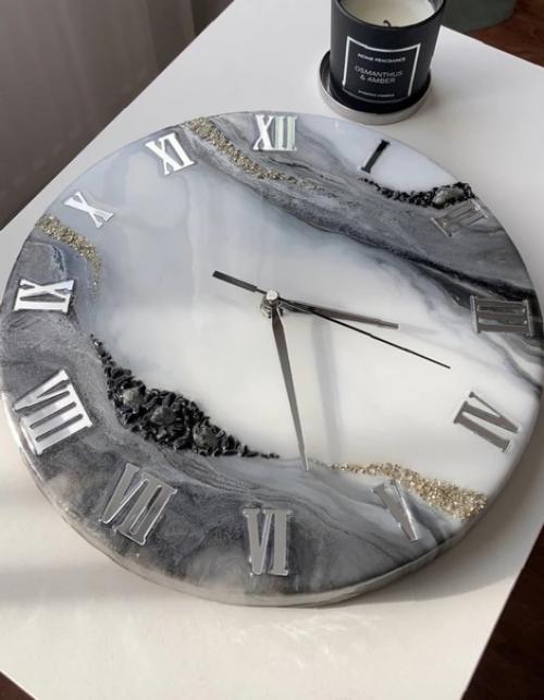 Дизайнерские часы ручной работы в интерьер из эпоксидной смолы. 01