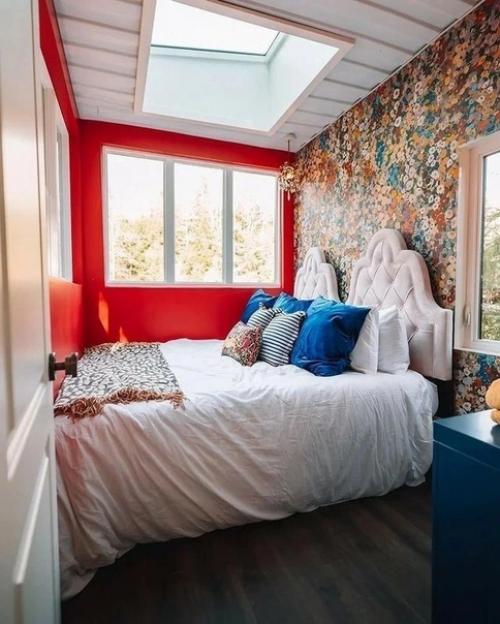 Сказочный домик в лесу с необычным и ярким интерьером. 04