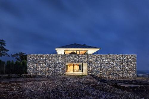 Проект дома, расположенного на холме у края деревни в северо-восточной Болгарии, разработан студией из Софии - I/O Architects. 09