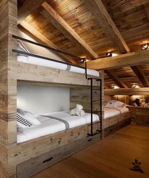 Удачные идеи обустройства спального места на мансарде. 06