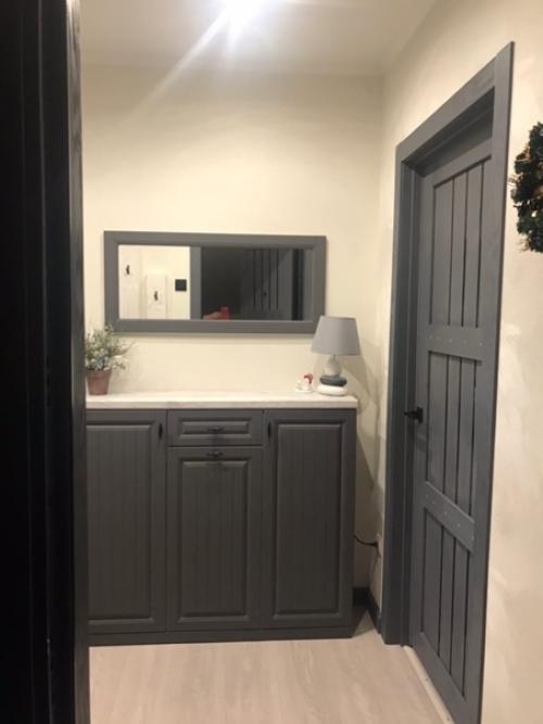 Закончили работу в коридоре и кухне, в двухкомнатной квартире, расположенной прямо. 02