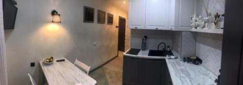 Закончили работу в коридоре и кухне, в двухкомнатной квартире, расположенной прямо. 08