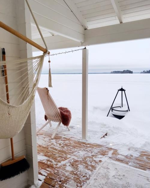 Уютная снежная зима в Финляндии: интерьер деревянного дома с потрясающим видом из окна. 08