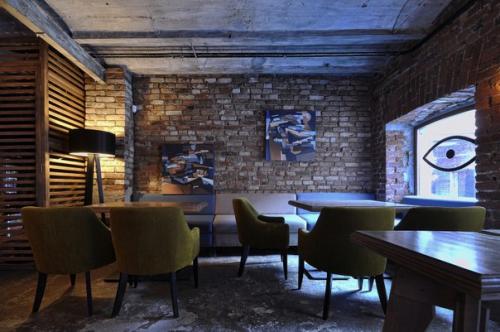 Европейский бар, подобно старым тихим улочкам открылся в Перми, над оформлением которого, работала студия Allartsdesign. 02