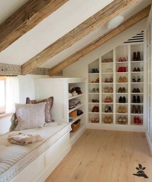 Удачные идеи обустройства спального места на мансарде. 01