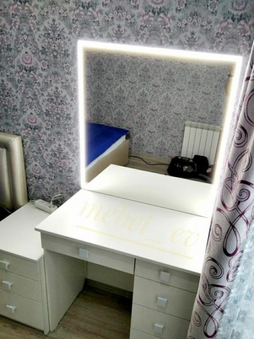 Классический туалетный столик со встроенной светодиодной подсветкой. 01